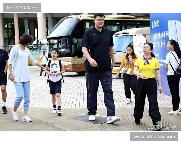 乔丹幽默调侃姚明身高差距引发球迷热议与欢笑 乔丹幽默调侃姚明身高差距引发球迷热议与欢笑